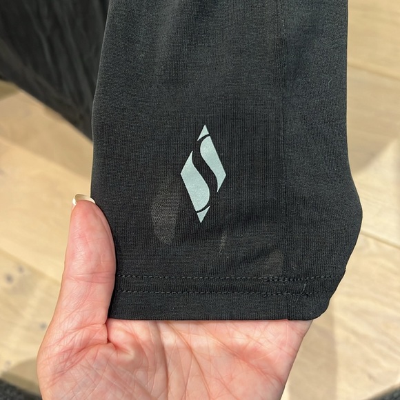 Sketchers vneck tee - Picture 6 of 7